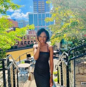 Meet your Posher, Olivia